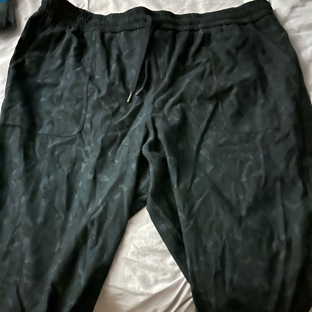 Athleta brand new printed farallon joggers